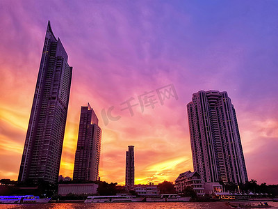 美丽的曼谷城市景观，黄昏时分河边的高楼，日落后的傍晚色彩缤纷的暮色天空