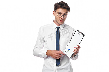打领带的男人摄影照片_穿白衬衫打领带的男人办公室情绪工作室生活方式