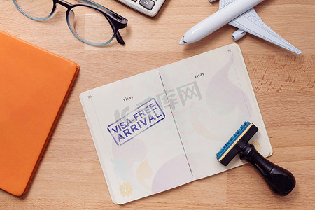 带有飞机模型的外国护照上的免签证入境印章。