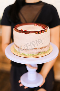 霜果实摄影照片_女人保留生日蛋糕与复制空间。