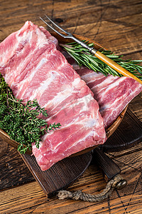盘肉摄影照片_生猪肉排骨在木盘与肉叉。