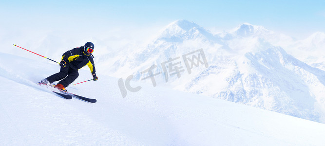 滑雪板摄影照片_高山滑雪者