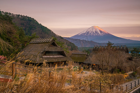 老日式房屋和日落时的富士山