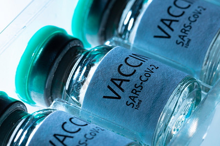 疫苗瓶摄影照片_实验室桌子上的 Sars-cov-2 疫苗瓶