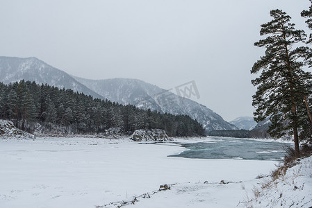 冬天冬季卡通摄影照片_风景与河流和山脉