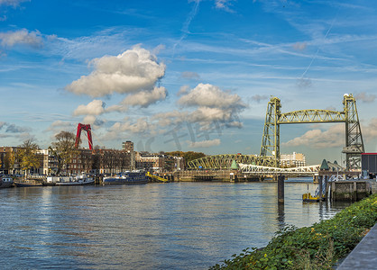 鹿特丹的旧铁路桥