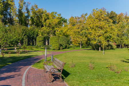 公园里舒适的长凳，后面是绿色的草坪