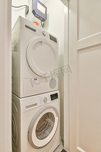 烘干机摄影照片_一个小洗衣角，配有洗衣机和烘干机