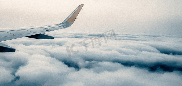 乘坐飞机飞越蓬松的云层