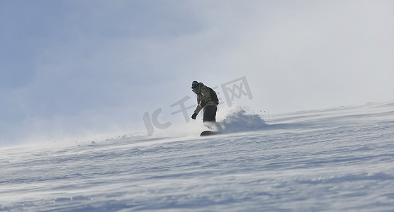 自由式滑雪板跳跃和骑行