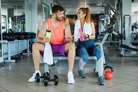 健身房运动健身情侣锻炼放松休息训练适合锻炼活跃健康运动员