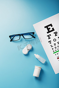 眼科配件 带有眼睛测试图的眼镜和镜片，用于在蓝色背景下矫正视力