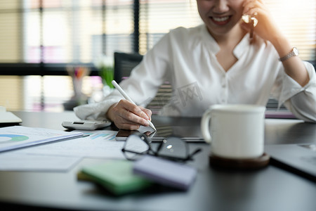 特写女商人手持手写笔和数字平板电脑，用于规划办公室工作日程