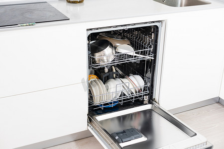 现代洗碗机开放式、技术、厨房。