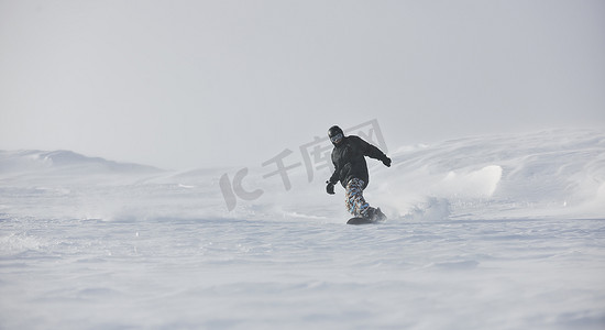 自由式滑雪板跳跃和骑行