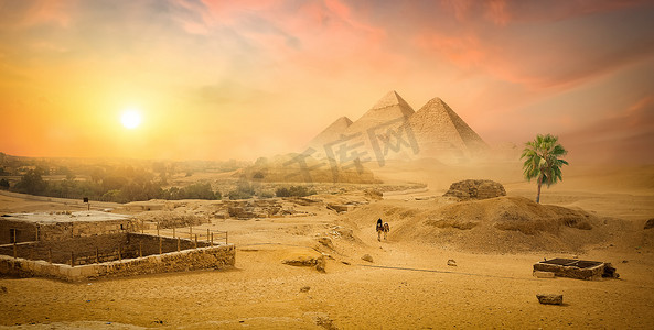 沙漠中的金字塔