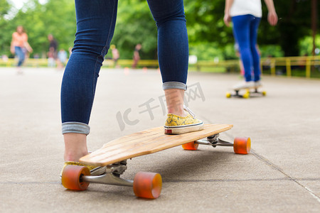 长板摄影照片_十几岁的女孩练习骑长板。