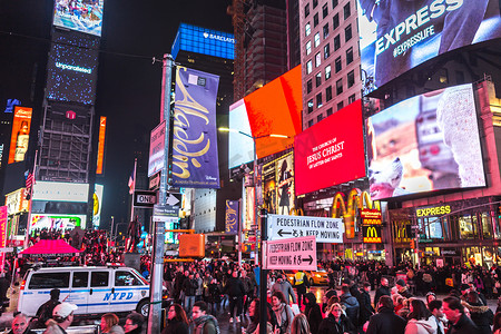 纽约时代广场 — 2016年12月18日：时代广场街道的夜景，有街头艺术家和大批人群
