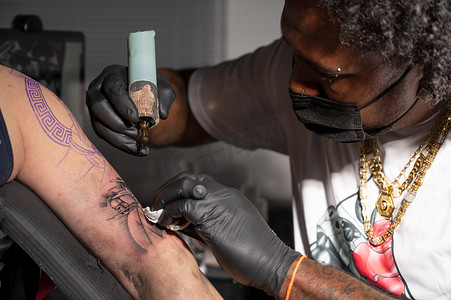 纹身艺术家在纹身工作室创作人体艺术的电影镜头
