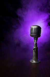 音频工作室或舞台中用于声音、音乐、卡拉 OK 的麦克风。