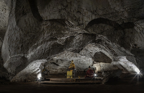 菩萨摄影照片_Wat Tham Phra Phothisat 或菩萨洞寺内的佛像或佛像。