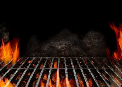 热空便携式烧烤烧烤架，黑色背景上有火焰和余烬木炭。