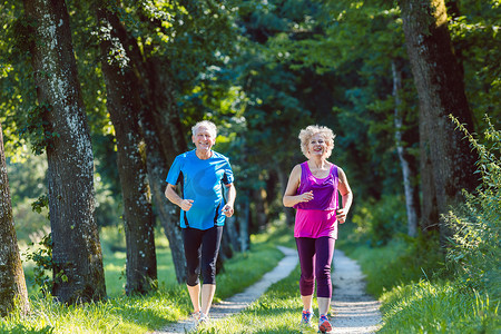 两位生活方式健康的活跃老年人在慢跑时微笑