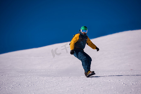 滑雪板跑下斜坡并自由骑行