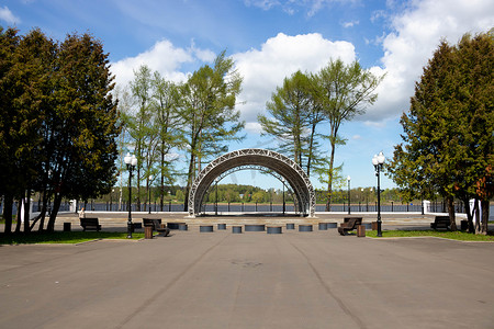 公园里举办活动的夏季舞台。