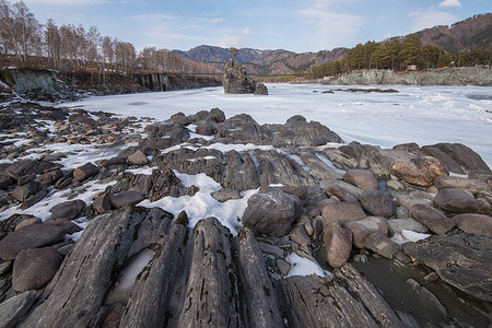 冬季快速的山区河流卡吞