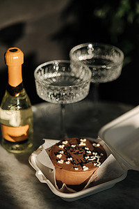 巧克力便当蛋糕加一点香槟，适合举办小型生日聚会。