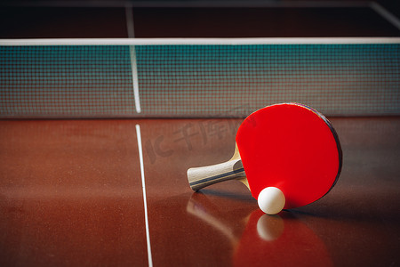 乒乓球拍和球，网背景
