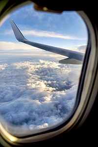 飞行期间透过飞机窗户看到的云和天空