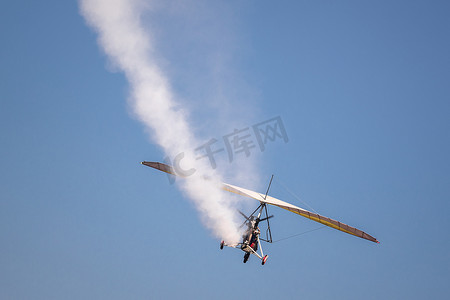 小型飞机，摩托车紧急降落，空中事故