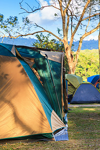早晨日出暮色背景下的假日露营