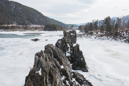 冬天冬季卡通摄影照片_冬季快速的山区河流卡吞