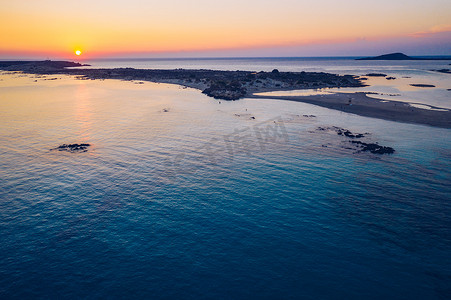 空中无人机拍摄了希腊克里特岛美丽的绿松石海滩和粉色沙滩 Elafonissi。