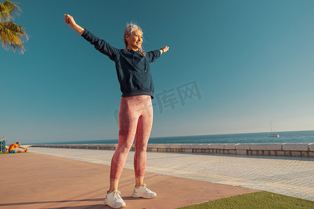 户外裤摄影照片_活跃快乐的成年女性正在户外锻炼