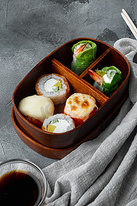 带筷子的日本便当午餐盒，灰色石背景