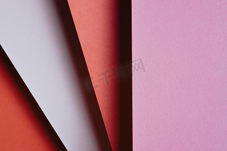 抽象粉色红色橙色和白色和黄色纸几何构图背景，具有形状、简约阴影、复制空间。