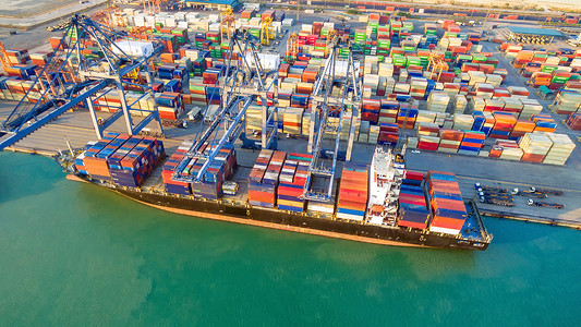 集装箱船在码头堆场运输货物集装箱的主要物流系统。