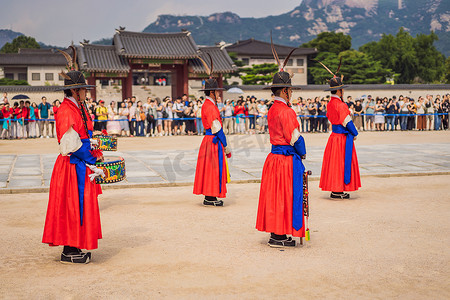 韩国 — 2019年8月28日：韩国首尔景福宫皇宫卫兵换岗