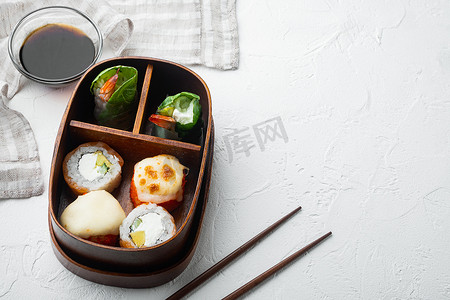 带筷子的日本便当午餐盒，白色石背景，带复制空间和文本空间