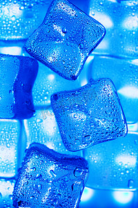 冰箱中带有蓝色背光的冰块全屏特写