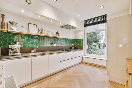 厨房的景色，墙上贴着绿色大理石瓷砖