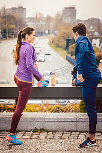 运动夫妇在城市锻炼身体以增强体质