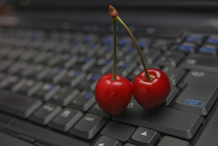 笔记本电脑键盘上的新鲜樱桃
