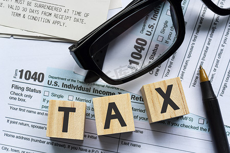 对字母木块立方体征税，附税表 1040。美国个人所得税