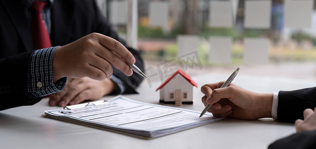 房地产经纪人和客户签订合同购买房屋、保险或贷款房地产。租房、获得保险或贷款房地产或财产