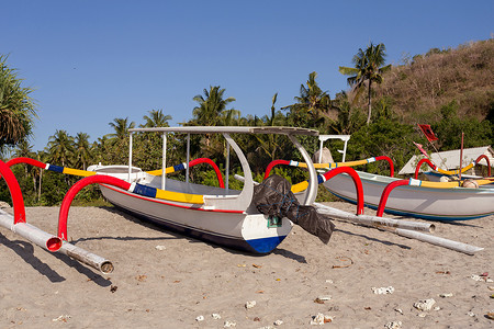 双体船位于著名的努沙佩尼达水晶海滩
